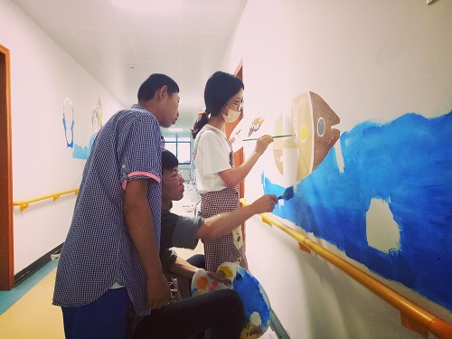 福利院孩子和志愿者一起进行墙绘创作 何致颖 摄.jpg