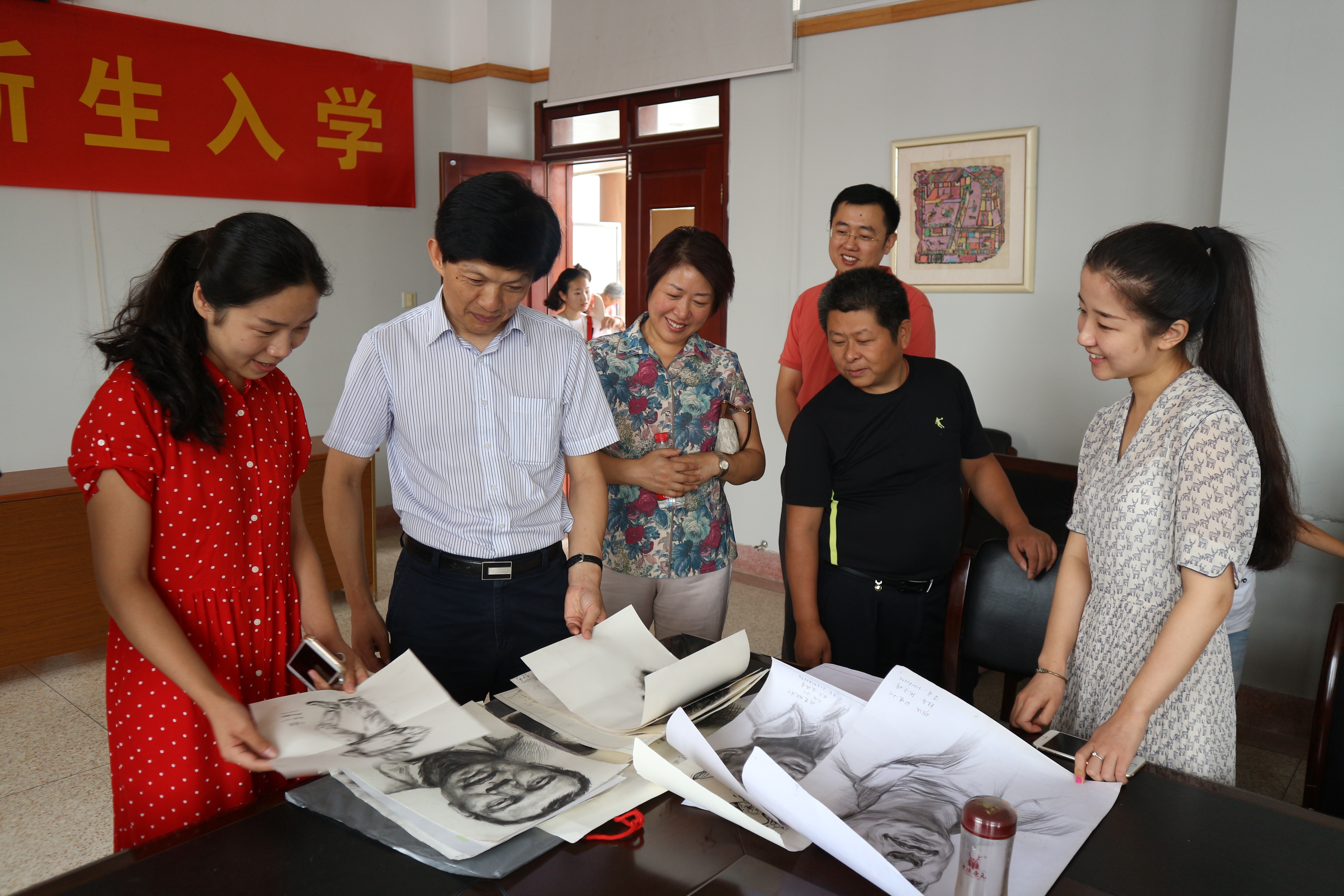 宋学锋校长视察艺术设计学院迎新工作并翻阅新生暑期作业作品.JPG