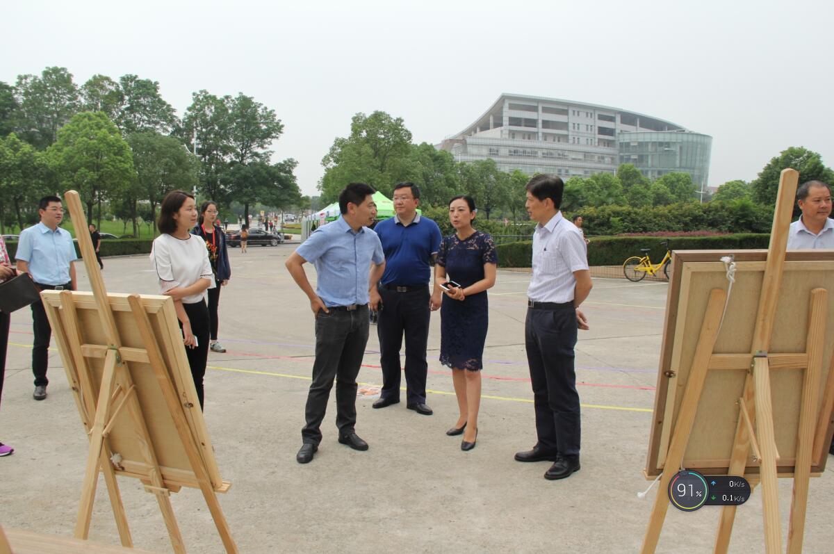 宋学锋校长一行了解新生报到情况.jpg