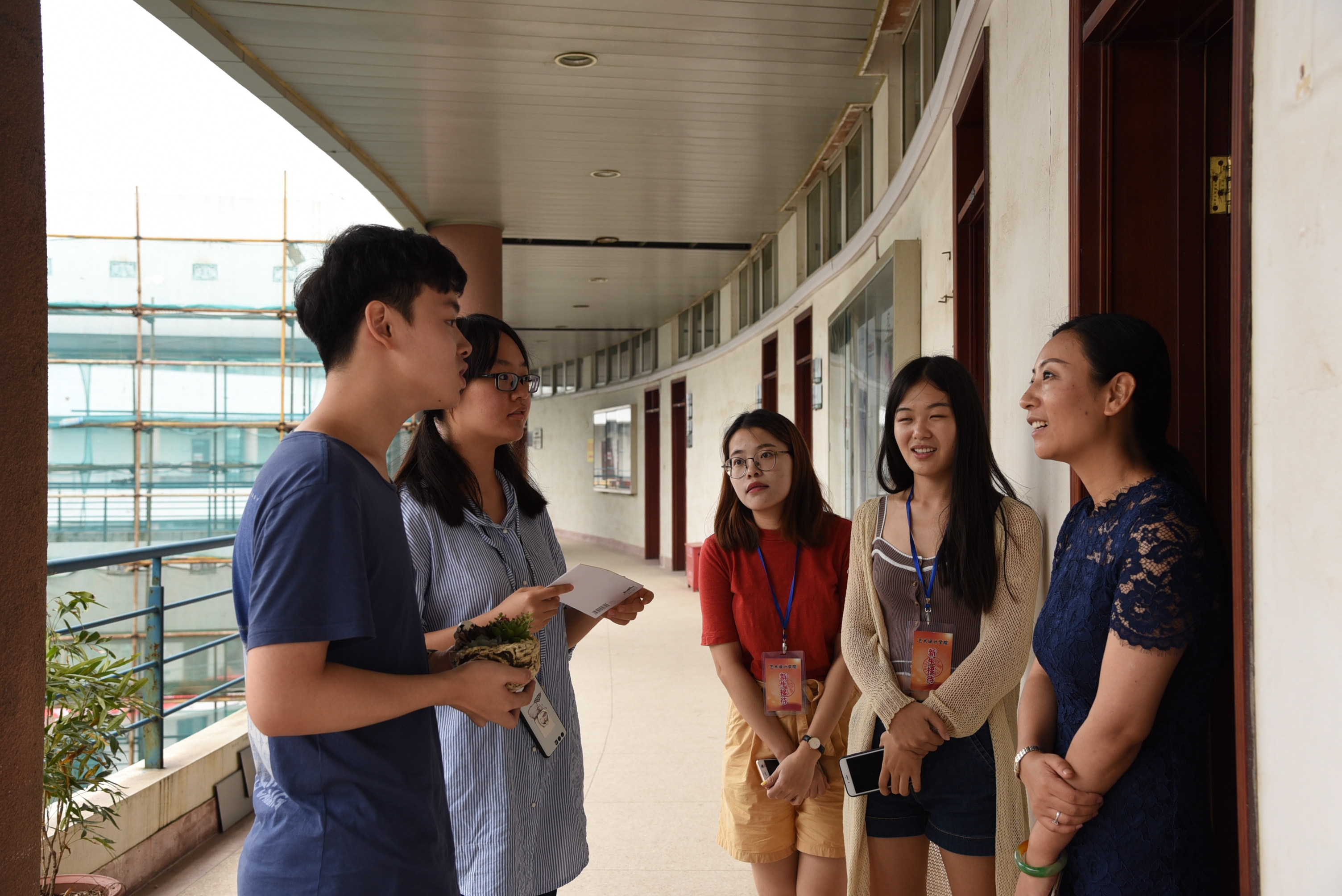 萌新们向学院老师送去教师节祝福.JPG