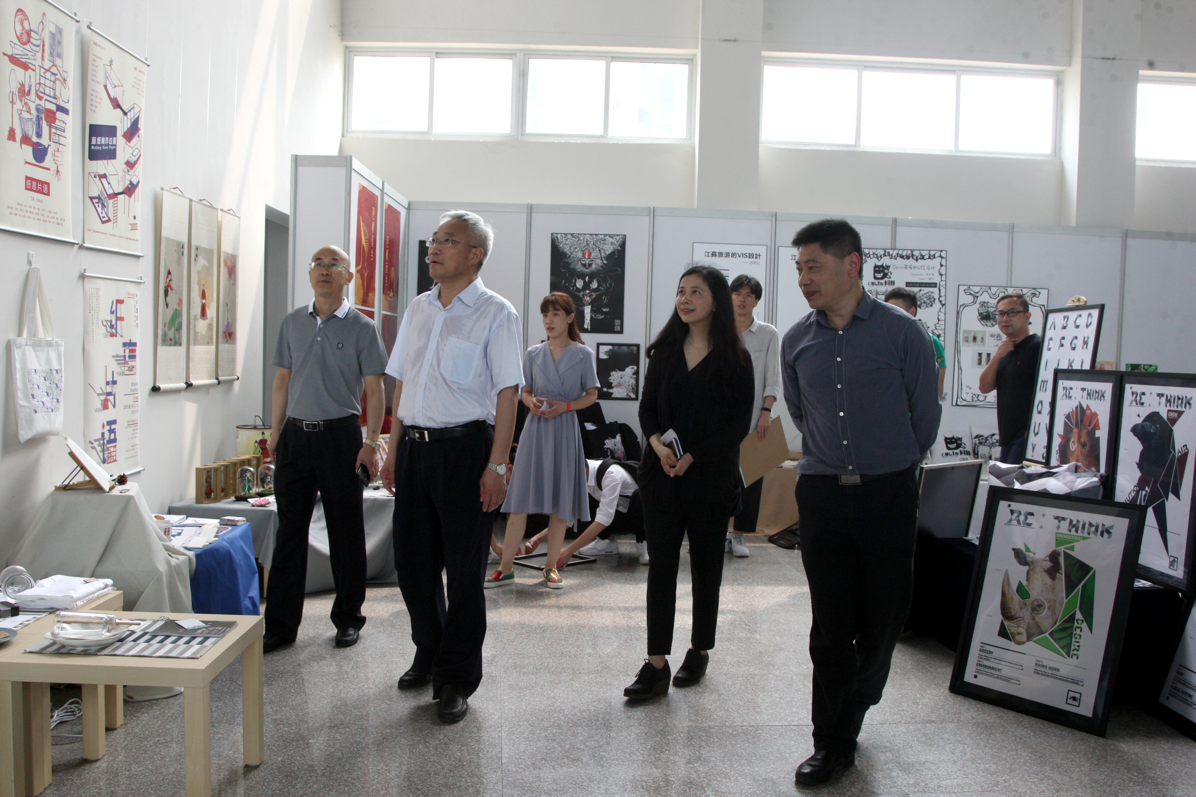 校党委常、副校长张为付参观毕业作品展.jpg